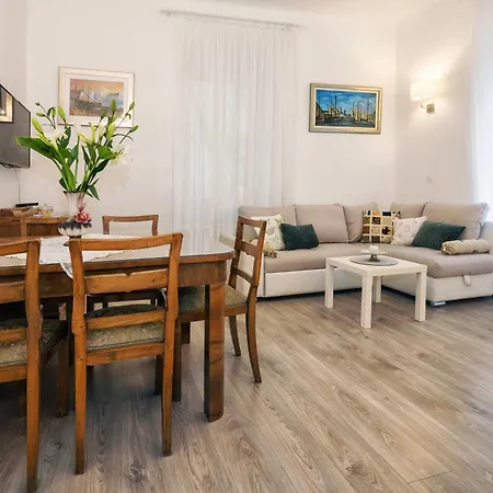 Center Secession Charm Near National Theatre *