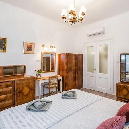 Center Secession Charm Near National Theatre * スプリト